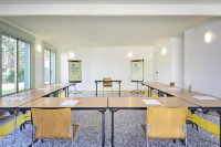 Greet  Hotel Versailles - Voisins le Bretonneux Hotel a Chevreuse