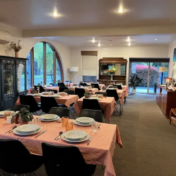 Riverbank Park Motel