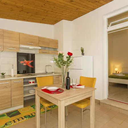 Studio Leon-Sara with Shaded Patio and Garden View