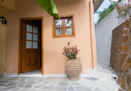 Olive Tree Apartments Отели рядом с достопримечательностью «Vrahos Beach»