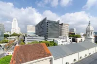 Adorable 2bed Apt with balcony & Rooftop Pool with stunning city skyline views