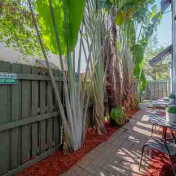 Nawlins style open floor plan 3/3 w/rooftop verandah mins from Riverwalk & UT Hotel Exterior