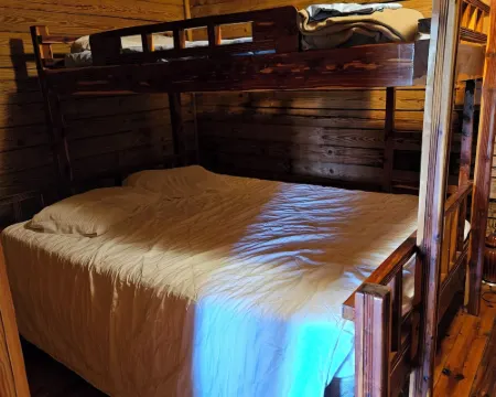 Riverview Cabins Hotels in Mammoth Spring