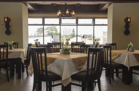 Hotel Plaza Real Suites & Apartments San Jose Отели рядом с достопримечательностью «Calle Puente de piedra»