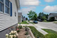 Family & Business Travel Ready- North Beach Bungalow!  Minutes to Everything! Hotels in Racine