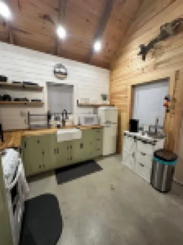 Cozy 3-bedroom cabin on Petit Jean Mountain with AC, WiFi