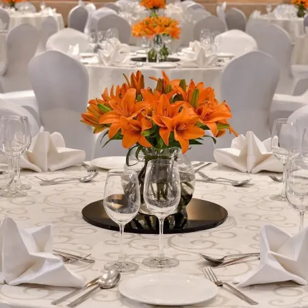 Golden Sarovar Portico Отели рядом с достопримечательностью «Колледж Хальса»