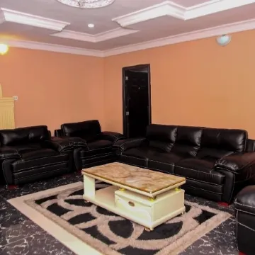 Abeokuta 2-Bed House Sleeps 4 with Free Parking