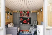3 Bedroom - 1 Bathroom - Garden - Pet Friendly Hotels in Rhosddu