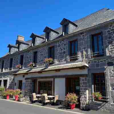 Hôtel restaurant Le Plomb du Cantal Hotel Exterior