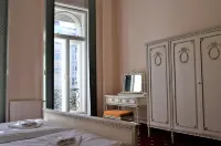 Hotel Palacky Hotel dekat Castle Colonnade
