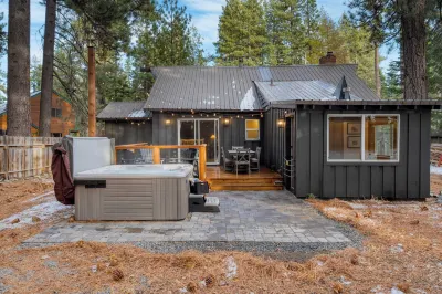Westlake Cabin by Avantstay Hot Tub, Near Skiing, Walk to Restaurants & Lake!