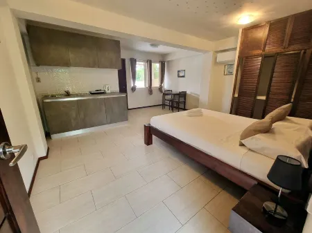 Day & Night Accommodations Отели рядом с достопримечательностью «Fun & Sun Dive Travel»