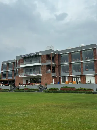 Hotel City Square Отели в г. Диндуккал