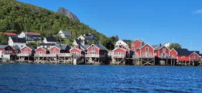 Andøy Vest Rorbuer Reine Hotels near Åtunellen