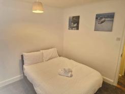 4 Bed House - Sleeps 8 - Parking - Wifi