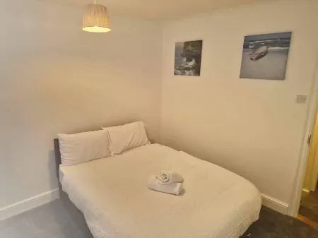 4 Bed House - Sleeps 8 - Parking - Wifi