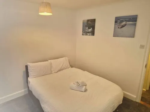 Gillingham 4-bed Stay - Wifi, Parking, Ldn Access Hotel di Gillingham
