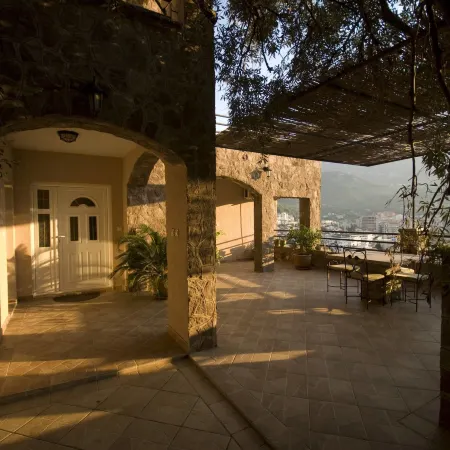 Contessa Apartments