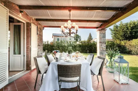 Villa Pemola a Luxury Farmhouse with Garden and Bikes in Lucca Town Отели рядом с достопримечательностью «Parrocchia Dei Ss. Maria Assunta e Jacopo Maggiore di Lammari»