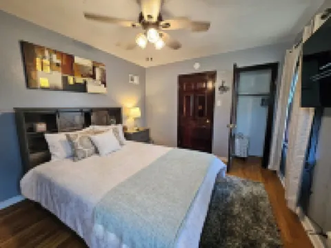 Cozy 1-bedroom apartment in lovely St. Louis with WiFi, AC โรงแรมใน