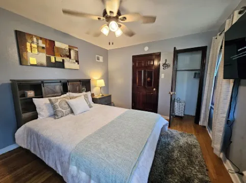 Cozy 1-bedroom apartment in lovely St. Louis with WiFi, AC Отели рядом с достопримечательностью «Музей Транспорта»