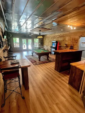 Spacious 5-Bedroom Rustic Retreat on 10 Acres in Charming Dallas