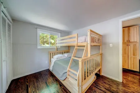 Stunning Retreat - Fire Pit, Arcade Games, Deck, Pool Access