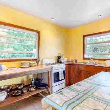 Charming guesthouse with balcony, hammock, WiFi & partial AC - walk to the beach Rooms