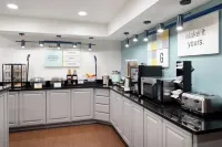 Garner Hotel Topeka West by IHG - Aamiainen