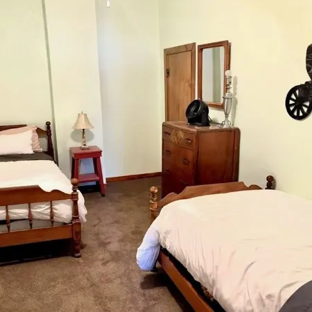 Beautiful Century old Apartments-Apt B