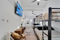 Sleeps 17/Private Beach & Heated pool /mins to Downtown /Buccs /Bush Gardens/Zoo Hotels in Egypt Lake-Leto