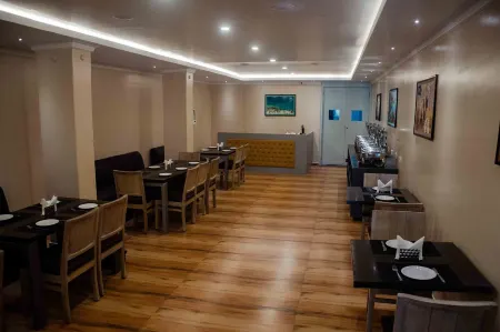 Hotel Grand Lotus Отели в г. Димапер