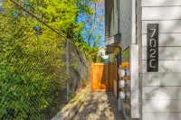 The Sweetest Hideaway - 81 Walkscore! Hotels in 