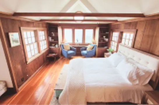 Romantic Waterfront/Fire Pit/Hot Tub/Mins. to Beaches & Restaurants/Pet Friendly