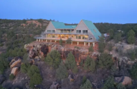 搭配馬與槍的帳篷旅舍/牧場