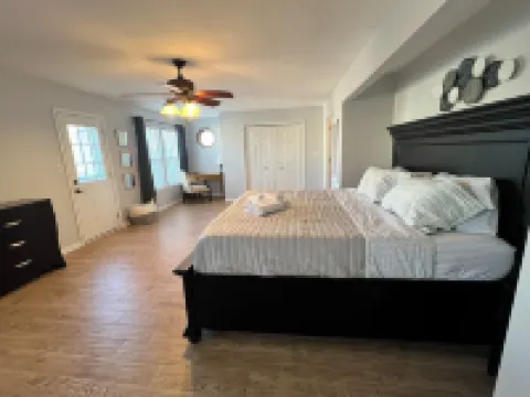Ocean View Luxe Beach House. Sleeps 8! Seabreeze