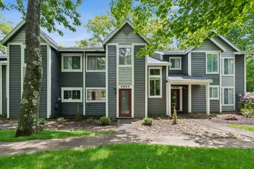 Townhome 2 bedroom, 2 1/2 bath sleeps 6, resort amenities and walkable to slopes