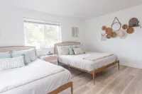 Modern & Spacious 4-bedroom Home 15 min to U of O, 11 min from Airport