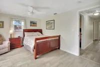 Peaceful Old Charm Oasis Near The Beach in Fort Myers. With Huge Yard, WiFi, AC