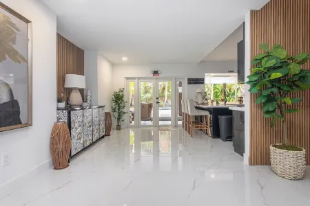 Sunset Retreat - Spacious 5-bedroom house with POOL in awesome Miami Отели в г. Сансет