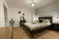 Harbourside, Luxury Two Bedroom Townhouse with Bike store – Sleeps 6