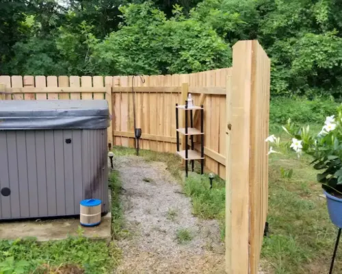 Charming 2-bedroom apartment with outdoor hot tub in rural area, private yard. Hotels in Barry County