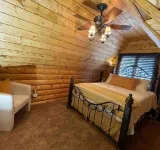 8 min walk to village,Cozy, heater,A.C, fireplace, 5 min drive to mountain high Hotels in Wrightwood