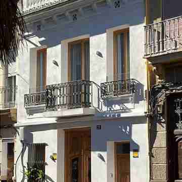 Design House with Swimming Pool Near the Beach Hotel Exterior