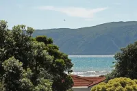 Classic 50’s Beach Bach - Handy to Everything