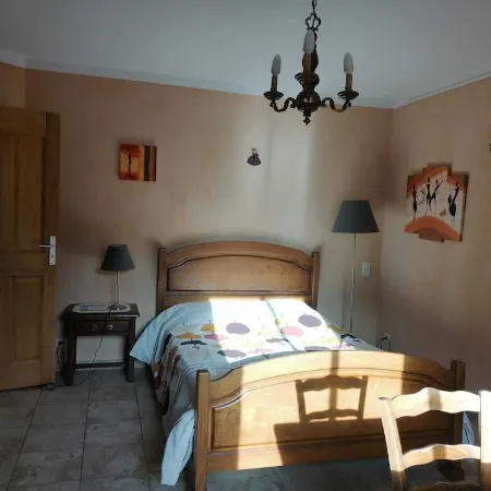 Cottage with private garden in wooded property with swimming pool