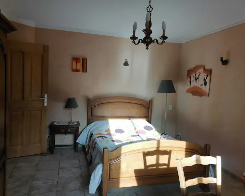 Cottage with private garden in wooded property with swimming pool Hotels in Pertuis