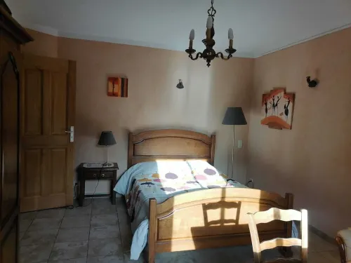 Cottage with private garden in wooded property with swimming pool