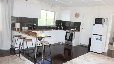 Upstairs at Green:Executive Apartment